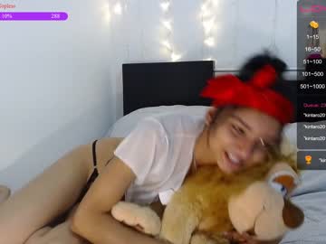 Une très jolie femme se masturbe devant sa webcam en regardant du porno